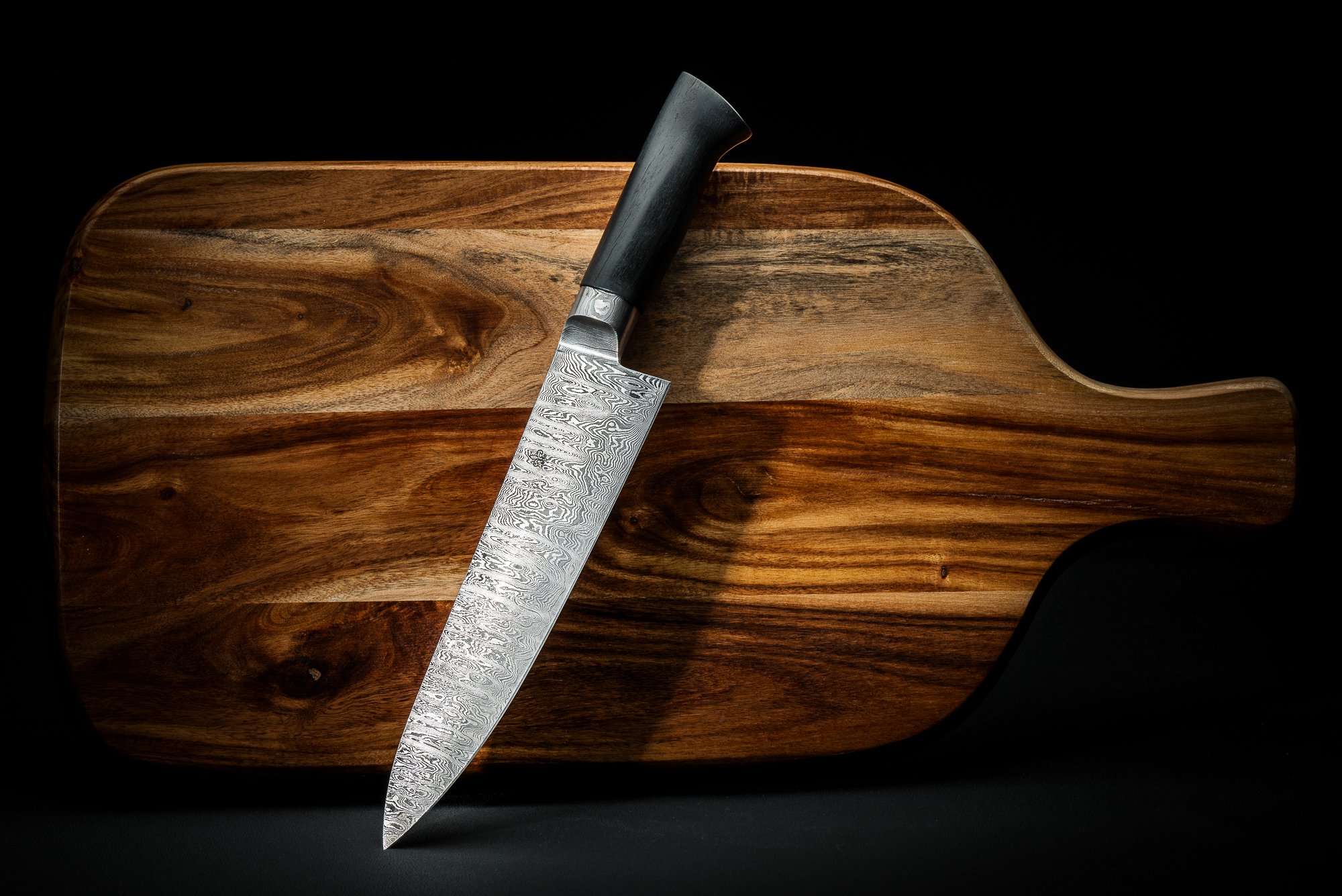 Lielienstahl-Messer auf Schneidbrett aus Commercial-Portfolio