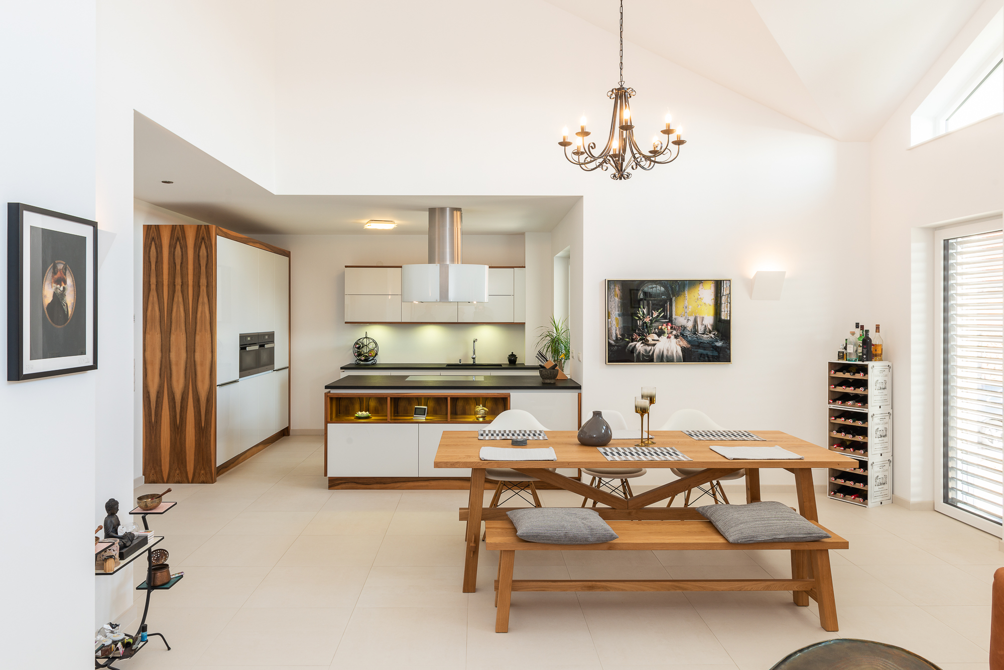 Aufnahme von Küche und Wohnzimmer mit Schwab-Tischlerei Möbel aus Commercial-Portfolio